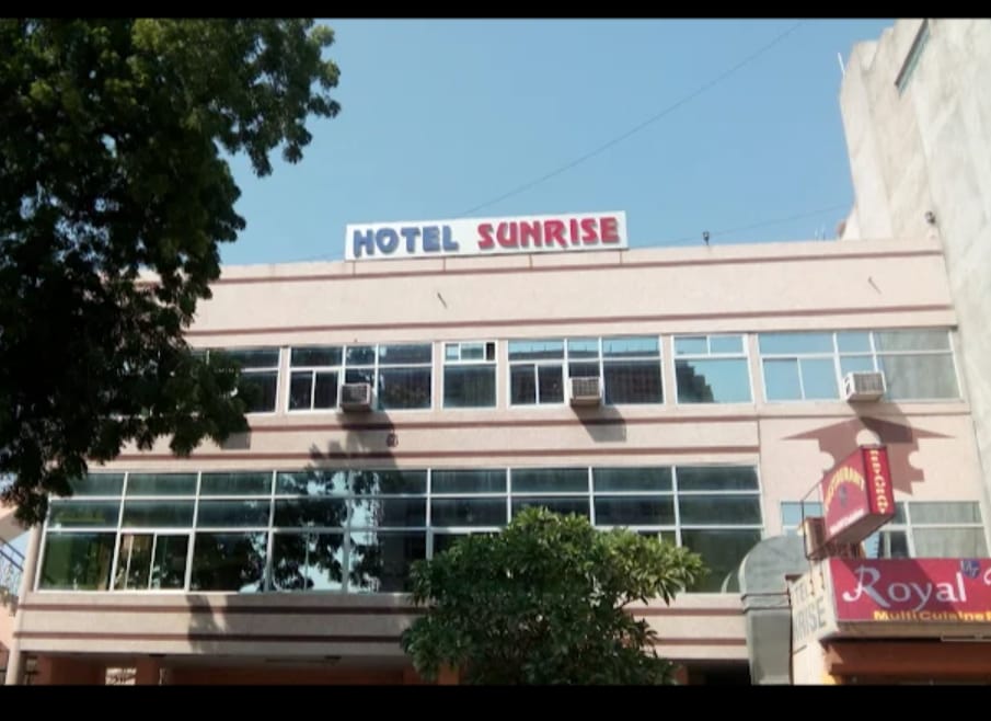 Front view of Hotel Sunrise