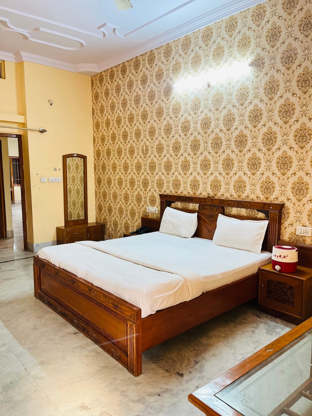 Classic spacious room with wooden double bed