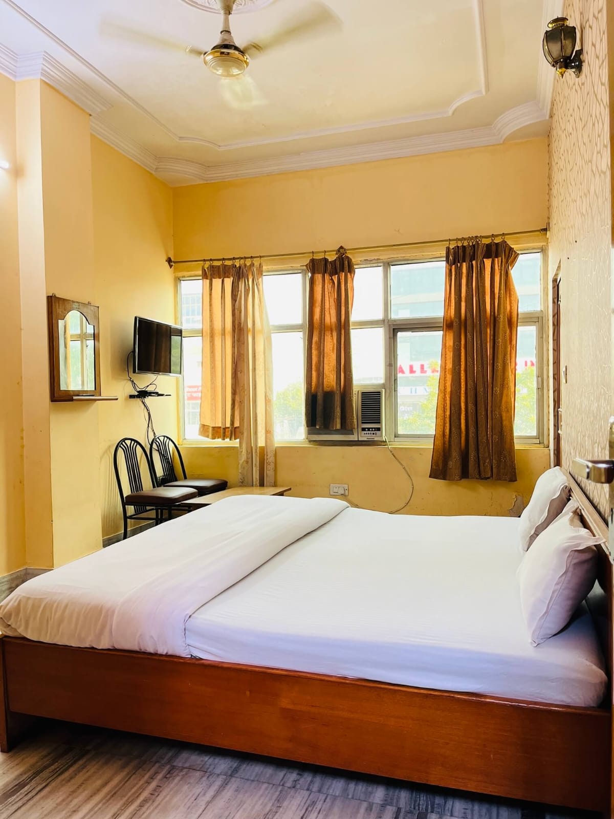 Bright deluxe room with double bed and large windows
